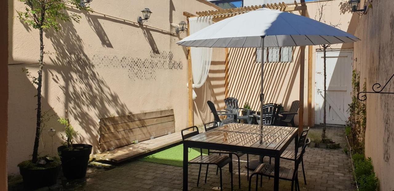 Le Patio Belle Maison En Plein Centre Ville, Avec Grande Terrasse Au Calme Bastogne Eksteriør billede